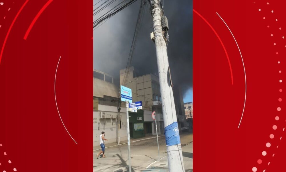 Incêndio destrói loja e atinge outros estabelecimentos em cidade do sul da Bahia